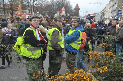 Gdanska Parada Niepodleglosci. Sluzbe porzadkowa pelnili...