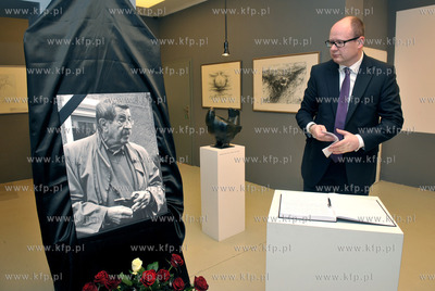 W Gdańskiej Galerii G ntera Grassa zostala wyłożona...