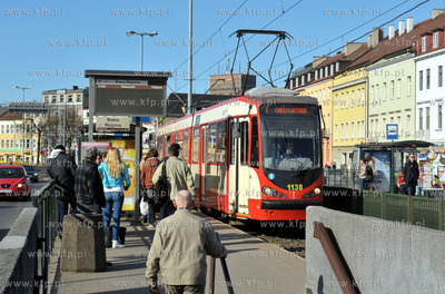 Gdansk. Tramwaj na przystanku na ul. Waly Jagiellonskie....