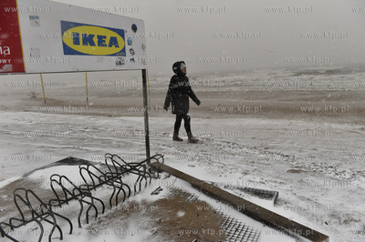 Zalana plaża w Gdańsku Jelitkowie po wichurze. 05.01.2017...