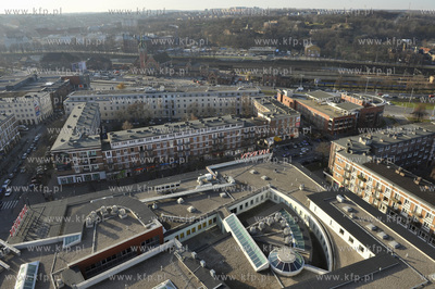 Gdańsk. ul. Rajska.w oddali Dworzec Głowny PKP, na...