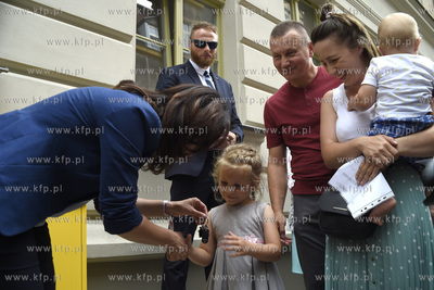 Przekazanie sześciu rodzinom kluczy do nowo wyremontowanej...