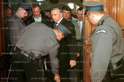 Andrzej Lepper w Sadzie Okregowym w Gdansku - przedstawiono...