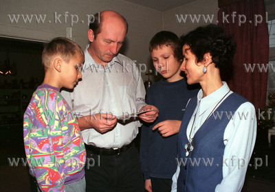 Maciej Plazynski w domu z synami Kacprem i Kuba oraz...