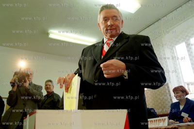 Wybory 2001 Andrzej Lepper lider ruchu Samoobrona glosujacy...