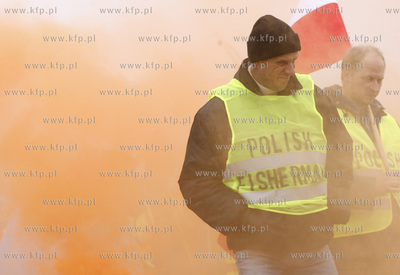 Keblowo. Rybacy blokuja droge krajowa nr 6. Jest to...