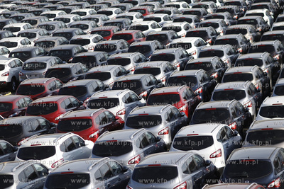 Samochody na placu Wolnego Obszaru Celnego w Gdansku.
23.03.2011
fot....