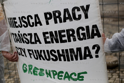 Stocznia Gdanska. Aktywisci Greenpeace rozwiesili na...
