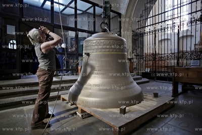 Gdansk. Kosciol sw. Katarzyny. Montaz 50 dzwonu carillonu,...