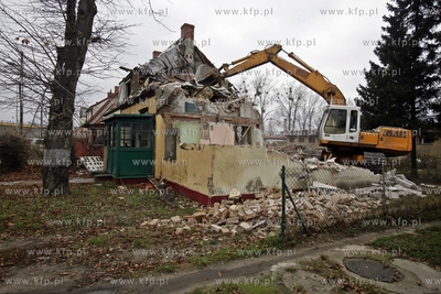 Wyburzanie domow przy ul.Uczniowskiej 23 i 27 w Gdansku...