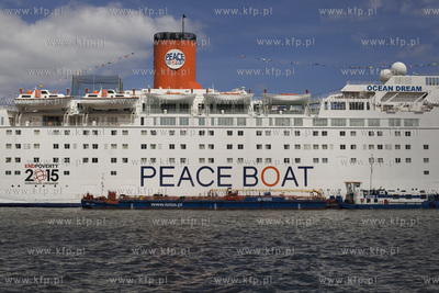 Gdańsk. Statek Ocean Dream organizacji Peace Boat,...