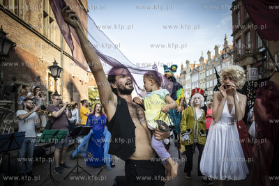 Parada Artystów w stylu Korkoro ulicami Długą i...