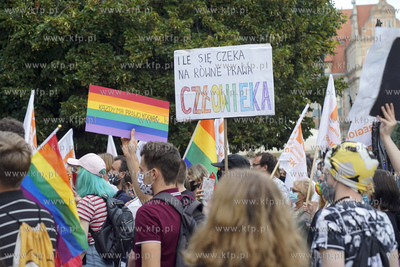 Gdańsk. Manitestacja Jestem LGBT na Długim Targu....