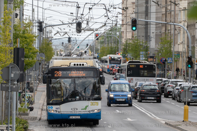 Ul. 10 lutego. Komunikacja miejska w Gdyni. Linia 28...