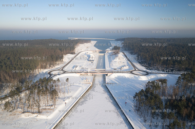 Zima na Mierzei Wiślanej. Zamarznięty Kanał przez...