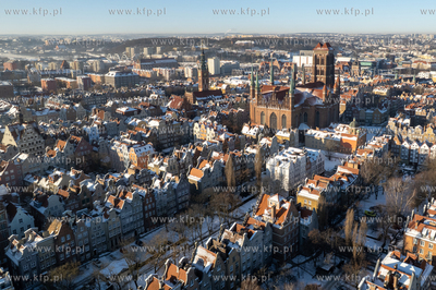 Spacerowicze na skutej lodem Motławie w Gdańsku....