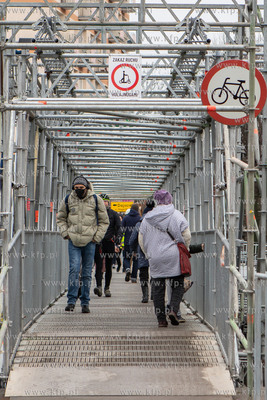 Gdańsk. Trwa przebudowa Mostu Stągiewnego. Nz. Kładka...