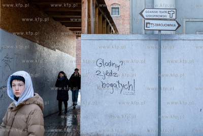 Gdańsk, Złota brama. Na rusztowaniu napis: "Głodny?...