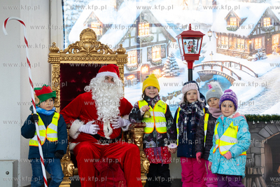 Sopot. Zapalenie światełek na ustrojonych przez dzieci...