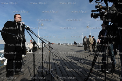 Briefing sopockiego radnego PIS Piotra Mellera na molo...