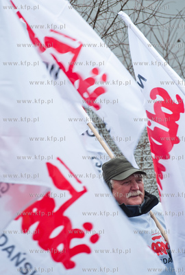 Gdansk. Protest pracownikow Portowej Strazy Pozarnej...