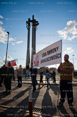 Gdansk. Happening przed Brama Historyczna nr 2 Stoczni...