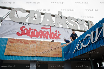 Gdansk. Brama Historyczna nr 2 Stoczni Gdanskiej. Stoczniowcy...