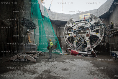 Gdansk. Wisloujscie. Montaz maszyny drazacej TMB, ktora...
