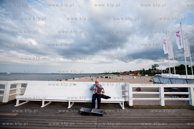 Wakacyjne popoludnie na molo w Sopocie.
09.08.2013
fot....