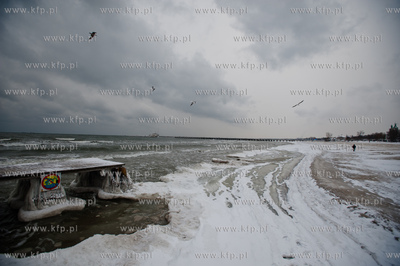Mrozne, zimowe popoludnie na plazy w Sopocie.
26.01.2014
fot....