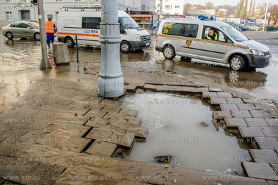 Gdansk. Awaria sieci wodociagowej na skrzyzowaniu ulic...