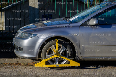 Gdansk. Nalozone przez Straz Miejska blokady na kolach...