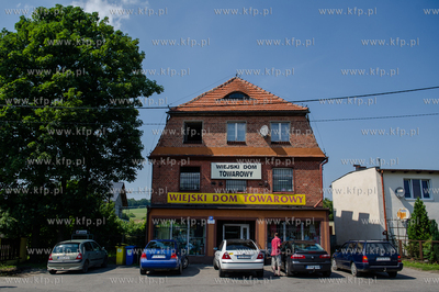 Wiejski dom towarowy w Przywidzu.
04.08.2015
fot....