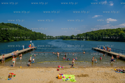 Strzezone przez ratownikow kompielisko nad jeziorem...
