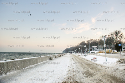 Gdynia. Zimowa, mroźna pogoda na Bulwarze Nadmorskim...