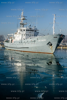 Port Wojenny w Gdyni Oksywiu. ORP Arctowski z grupą...