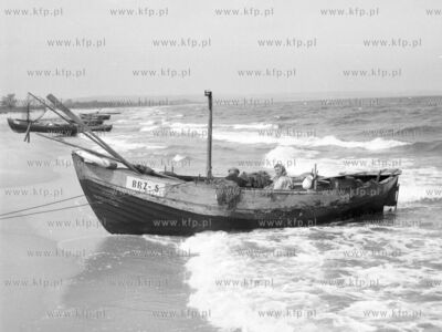 Lodzie rybackie na plazy w Gdansku Brzeznie. 1960 00004474Z...
