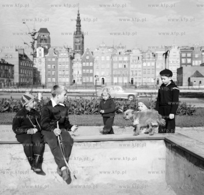 Dzieci siedza na murku na al. Leningradzkiej pozniejsza...