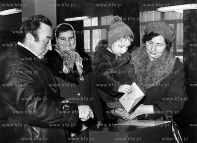 Zuzanna Grosz glosuje w Obwodowej Komisji Wyborczej...