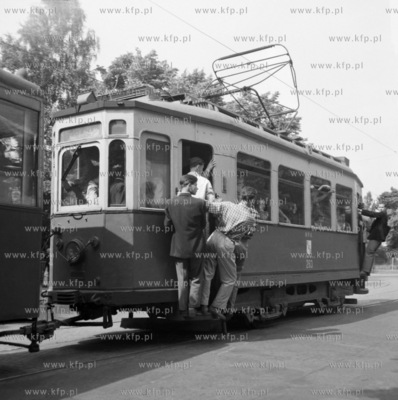 Zatloczony gdanski tramwaj. Ludzi wiszacych na zewnatrz...