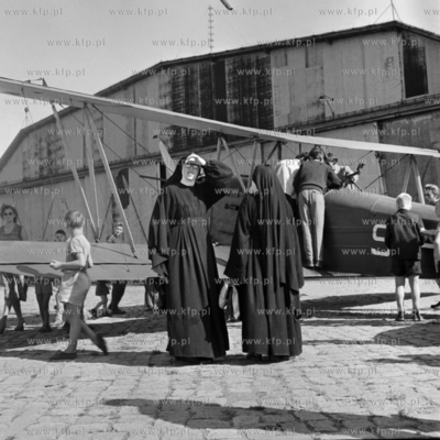 Zakonnice przygladają się samolotom na wystawie wojskowego...