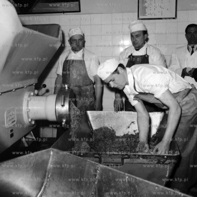 W zakładach mięsnych. ( lata60 )
1969
0005846z
Fot....