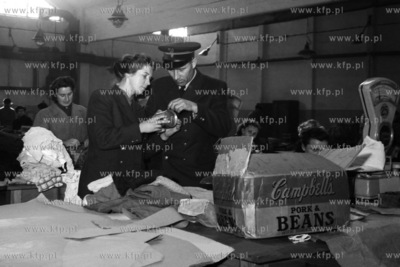 Punkt kontroli celnej na Dworcu Morskim w Gdyni. (lata60)
1961
0005197z_gd
Fot....