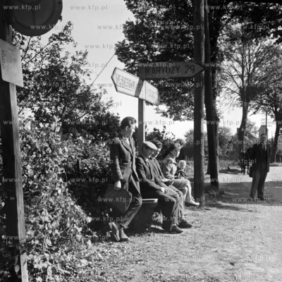 W oczekiwaniu na autobus PKS w Szemudzie. (lata60)
1960
0005328z_wejherowo
Fot....