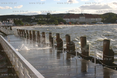 Sztormowa pogoda na plazy w Sopocie Nz. Wysoka fala...