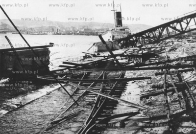 Port Gdynia - Nabrzeze Slaskie. 1945 Fot. Janusz Uklejewski...