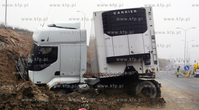 Szczecin - przed 7 rano kierowca tira z niewiadomych...