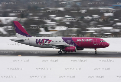 Gdansk, Rebiechowo. Nz. Airbus A320-233 Wizz Air.
26.11.2008
fot....
