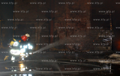 Dwa autobusy oraz hala warsztatowa nalezace do firmy...