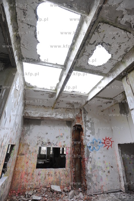 Nadole nad Jeziorem Zarnowieckim. Ruiny ogromnego Hotelu...